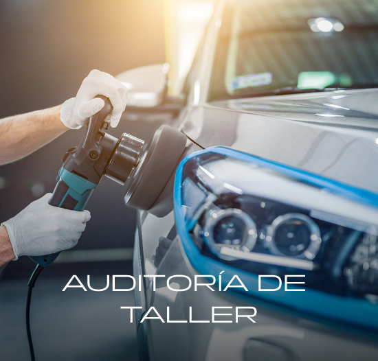 Maquina pulidora en un coche